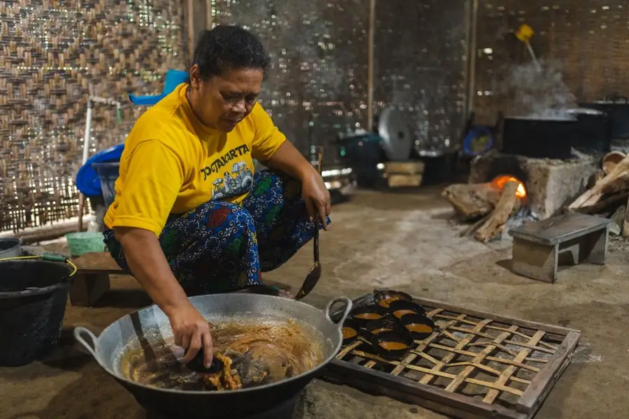 Perajin gula aren mitra TANDUR mengolah nira segar